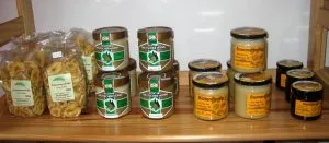 Honiggläser in einem Regal.