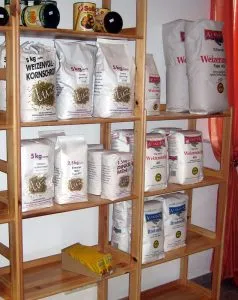 Regal mit unterschiedlichen Mehlsorten.