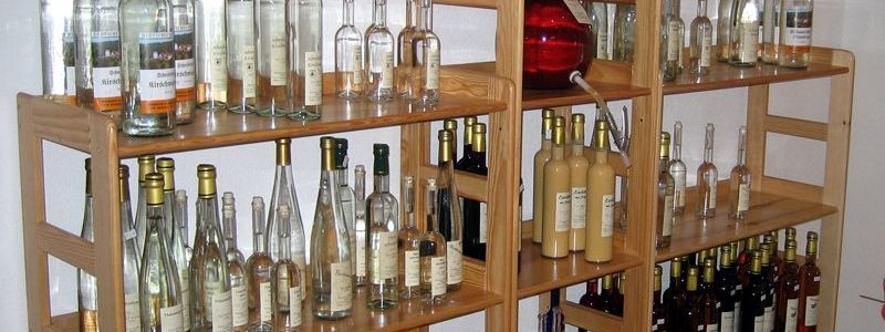 Regal mit verschiedenen Schnapsflaschen